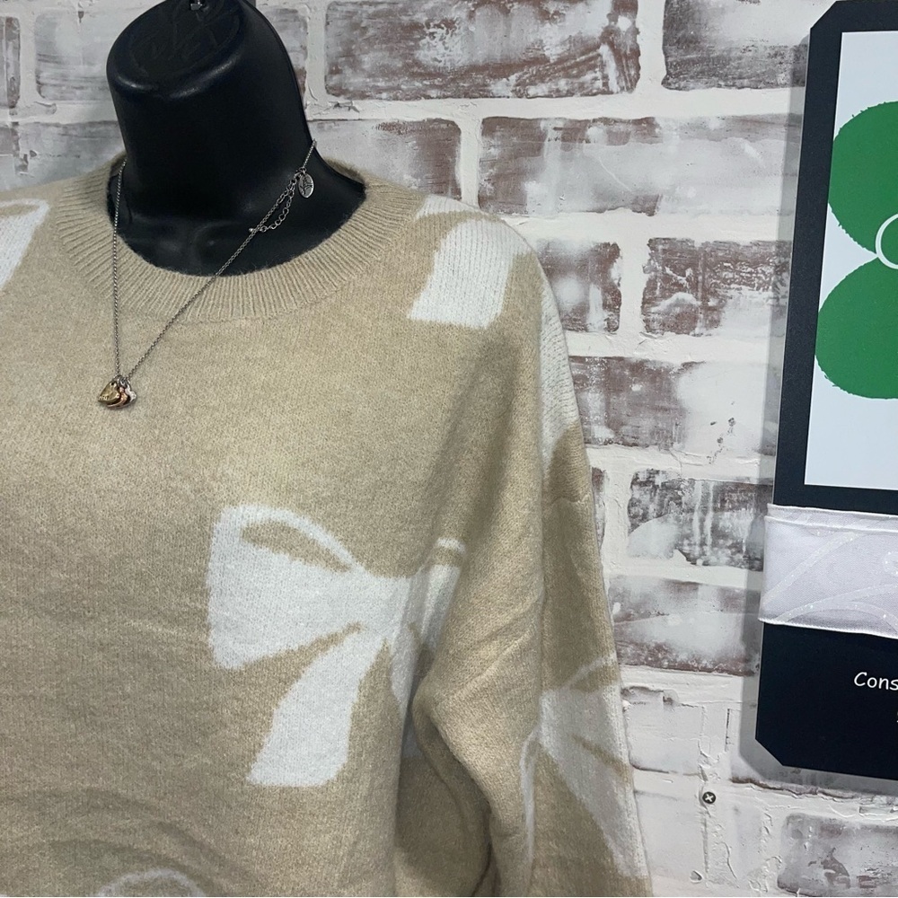 Salty wave  Beige  White bow Sweater women’s small